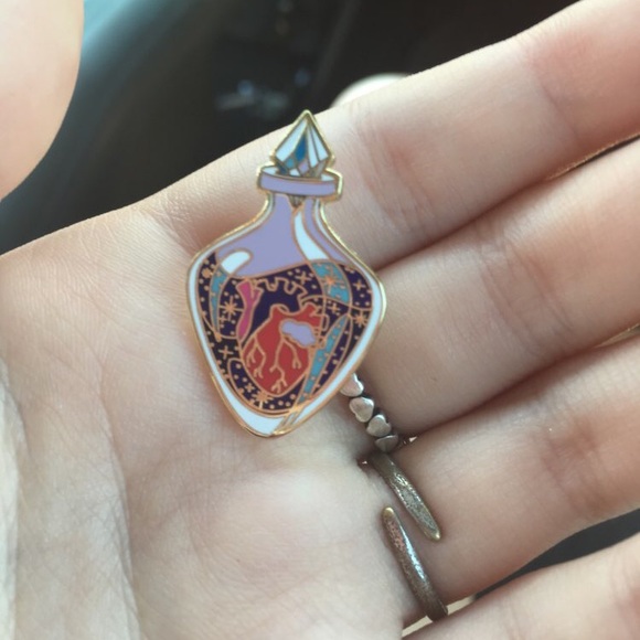 Anatomical Heart Enamel Lapel Pin Brooch - Picture 4 of 4